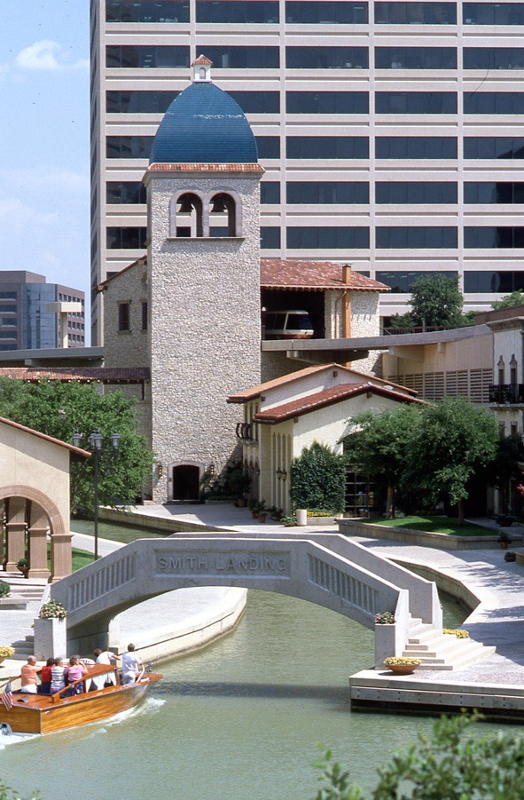 1985 Las Colinas wins the Urban Land Institute Award for Excellence